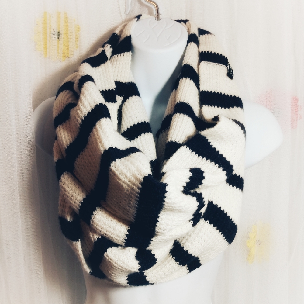 🌻3/$15  J. Crew infinity scarf knit thick
